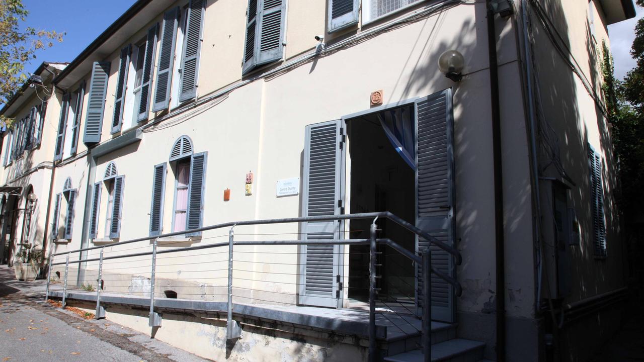 L'ingresso del centro disabili di Pietrasanta (foto Ciurca/Paglianti)