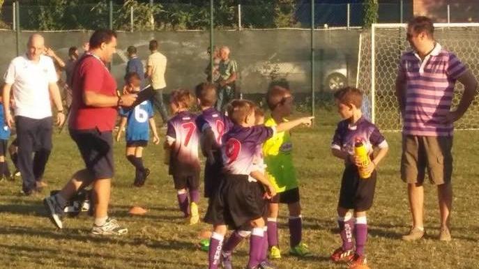Baby calciatori giocano per beneficenza