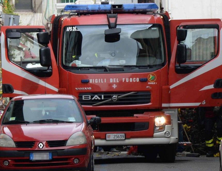 Bambino di quattordici mesi rimane chiuso nell’auto