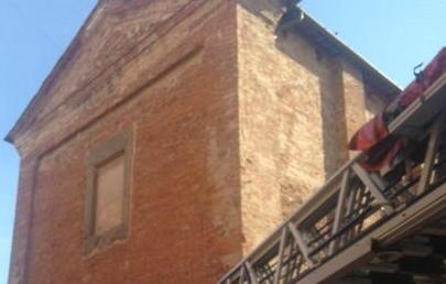 Tegola pericolante sul tetto della chiesa