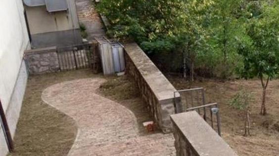 I genitori ripuliscono il cortile dell’istituto