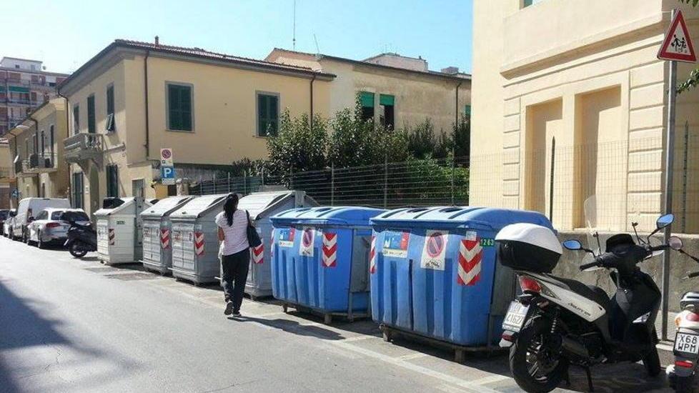 Bidoni davanti all’asilo, è polemica