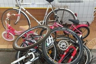 Dalle bici al mazzo di carte I corpi di reato vanno all’asta