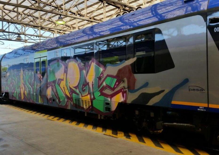 Ancora graffitari in azione sui treni “Swing”