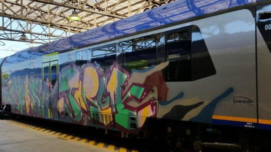 Ancora graffitari in azione sui treni “Swing”