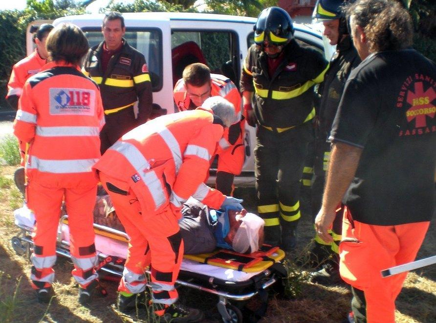 Scontro Doblò-Mercedes, ferito muratore 