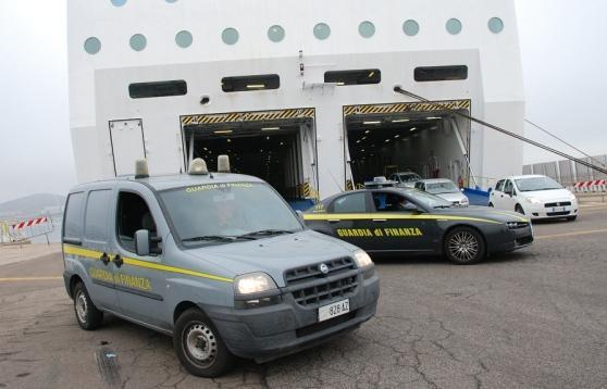 Droga nell’auto, arrestato 22enne 