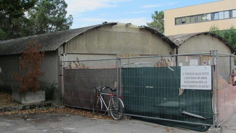 Sospetta presenza di eternit I dipendenti: subito controlli