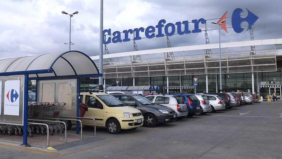 «Spari al Carrefour», ma la notizia è falsa
