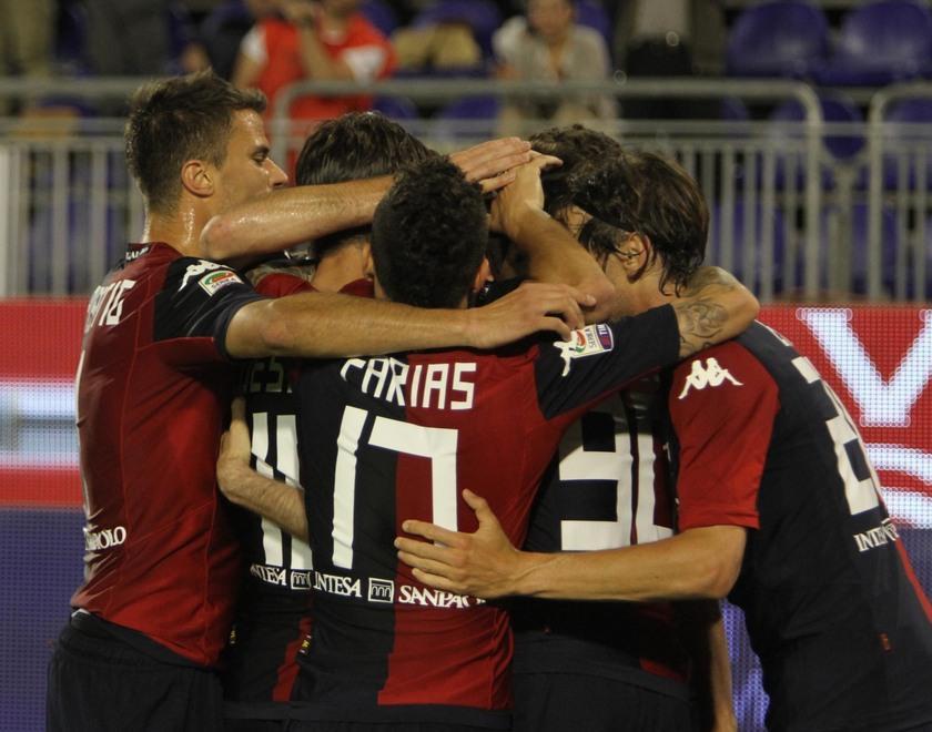 L'esultanza dei giocatori del Cagliari dopo un gol