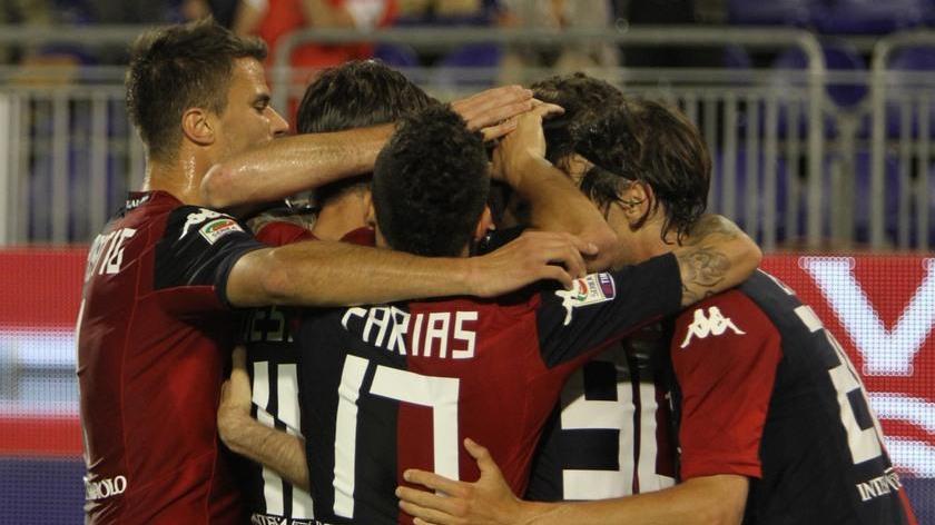 L'esultanza dei giocatori del Cagliari dopo un gol