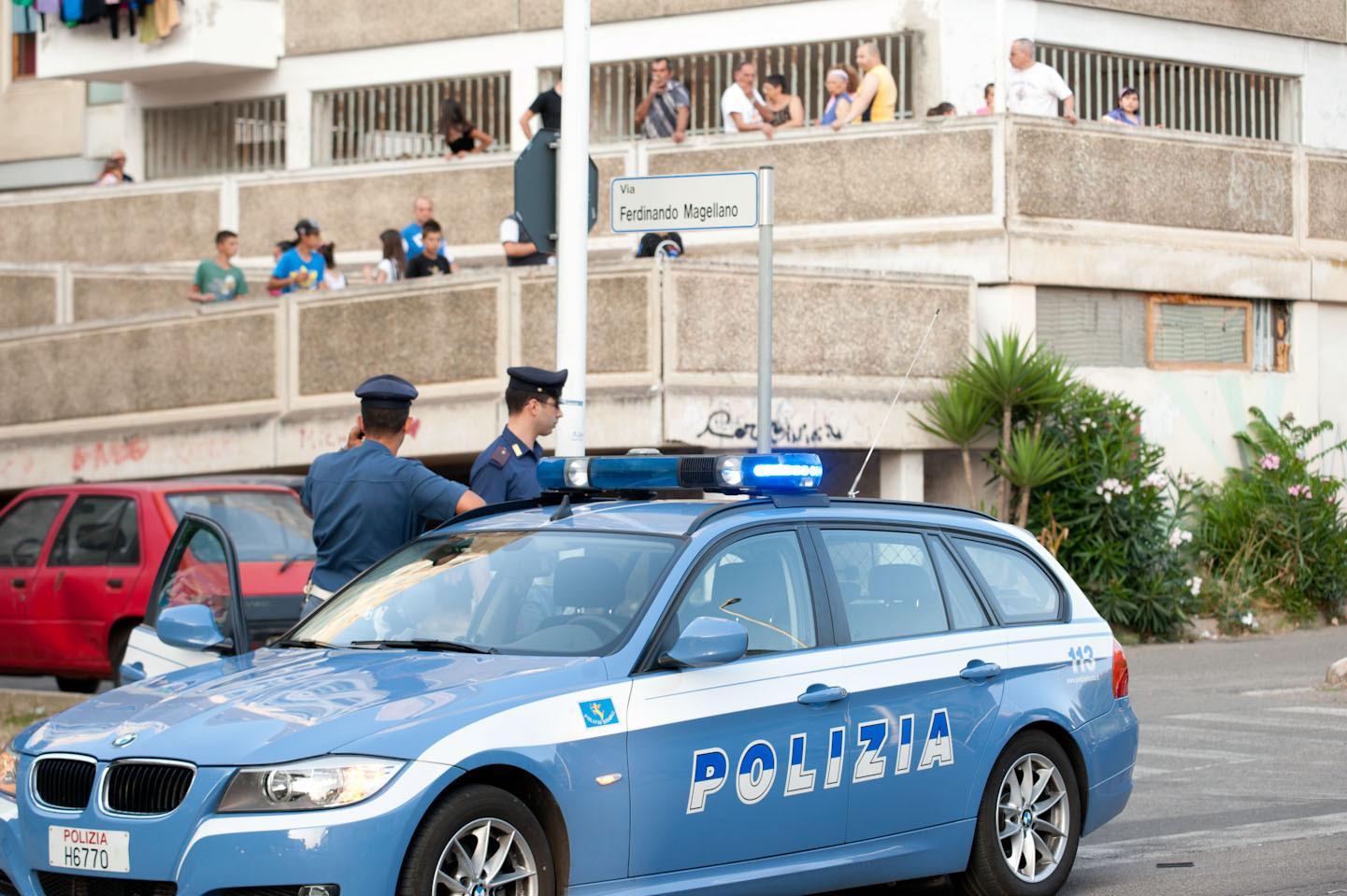 Cagliari, attentato nella notte: incendiato un portoncino