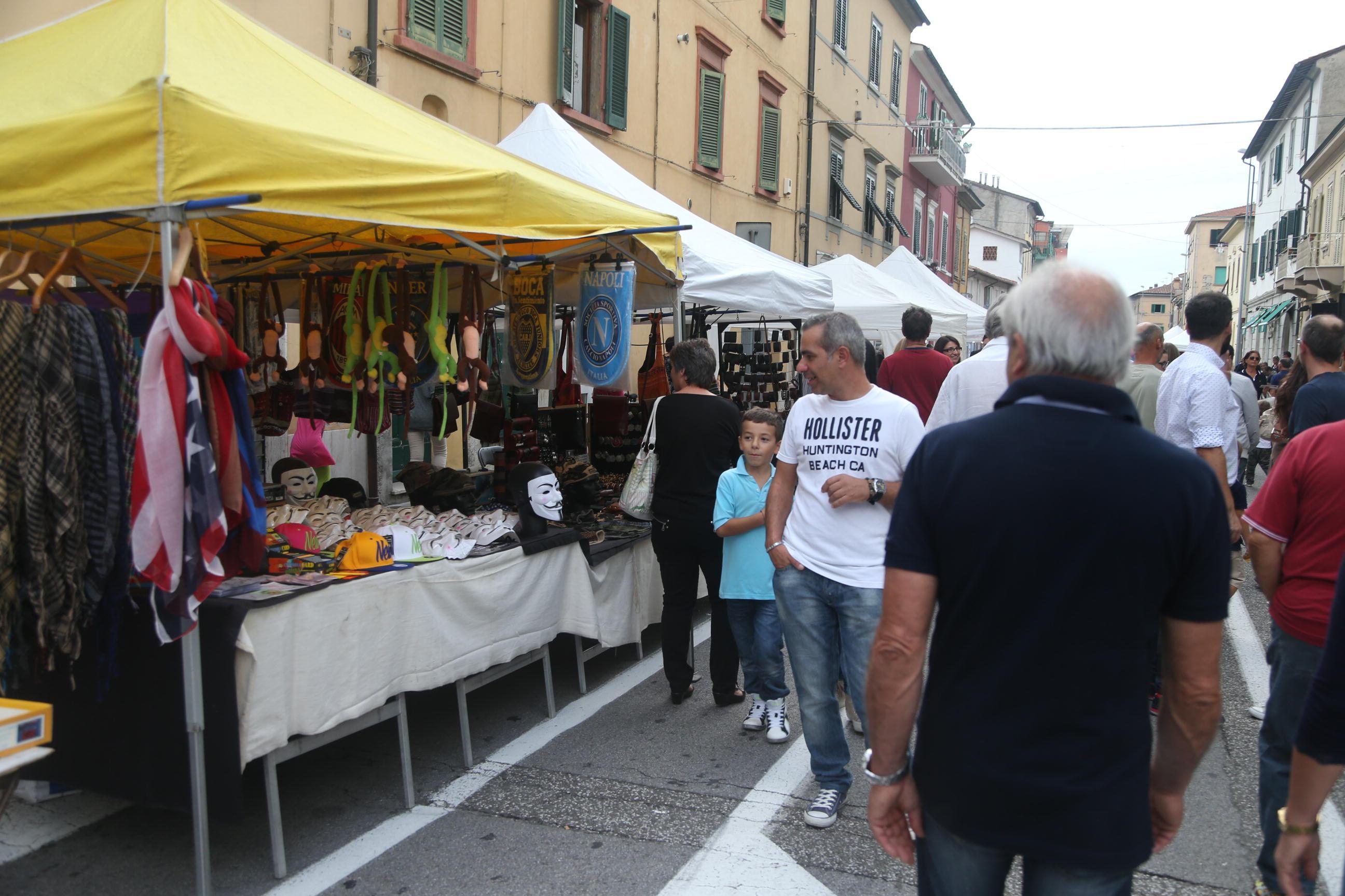 Una precedente edizione della Festa del commercio a Pontedera