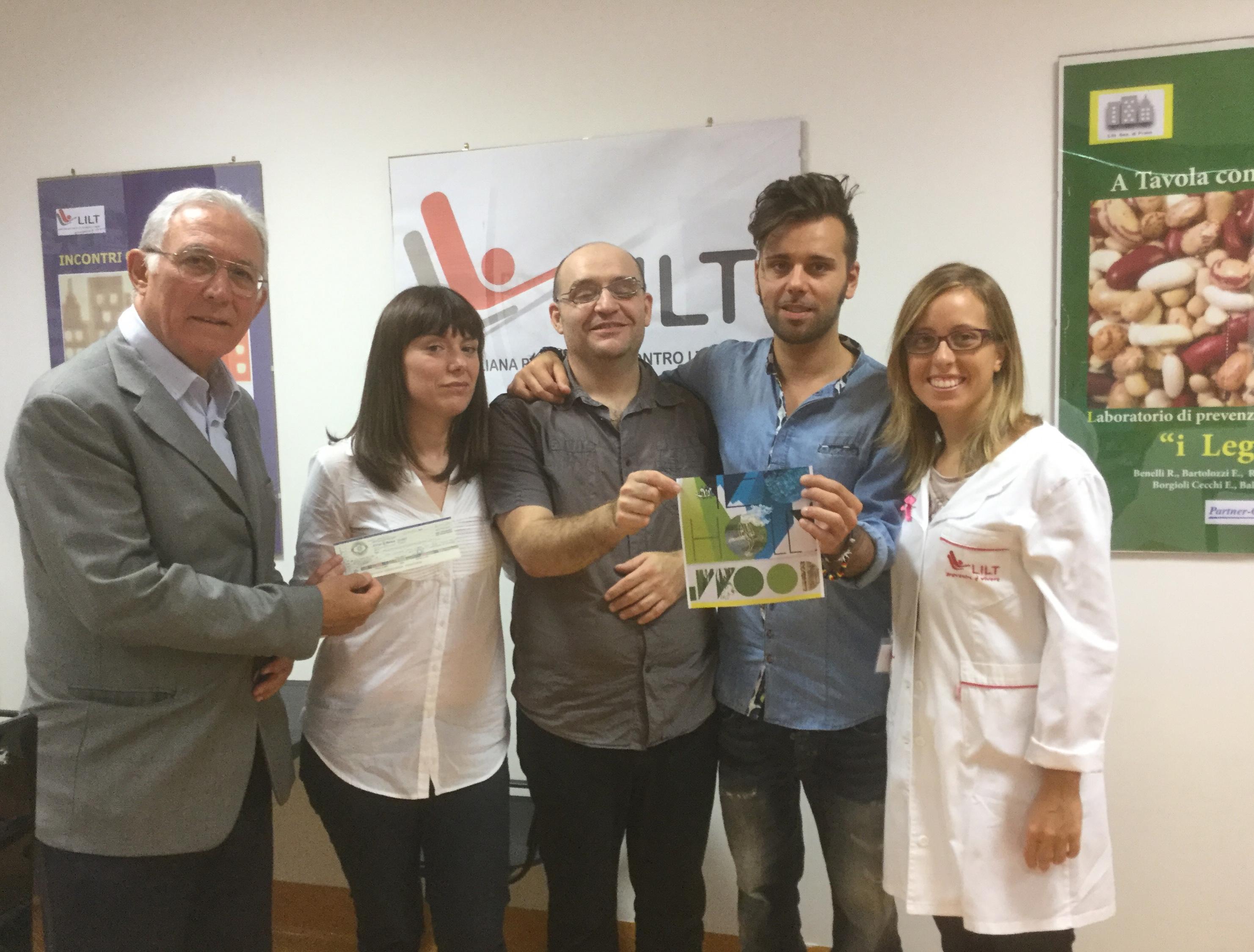 La consegna dell'assegno alla Lilt di Prato