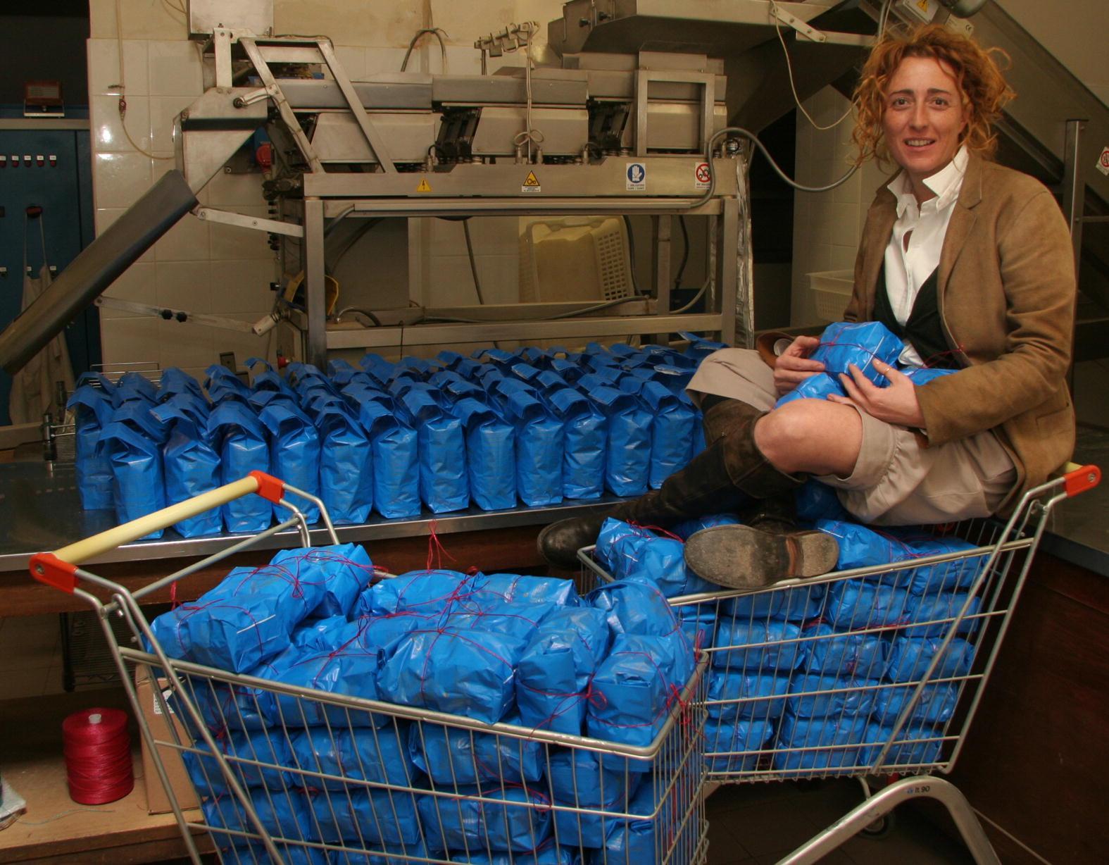 Elisabetta Pandolfini in una simpatica foto all'interno del negozio di via Ricasoli