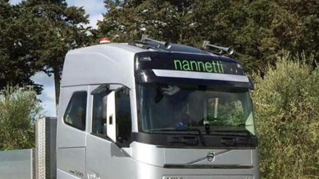 Scappano con un tir del valore di 150.000 euro