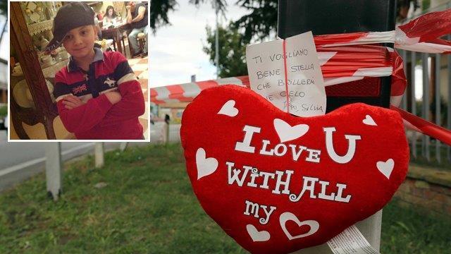 Samuele Vitale e il cuore di peluche sul luogo della tragedia (foto Agenzia Sestini)