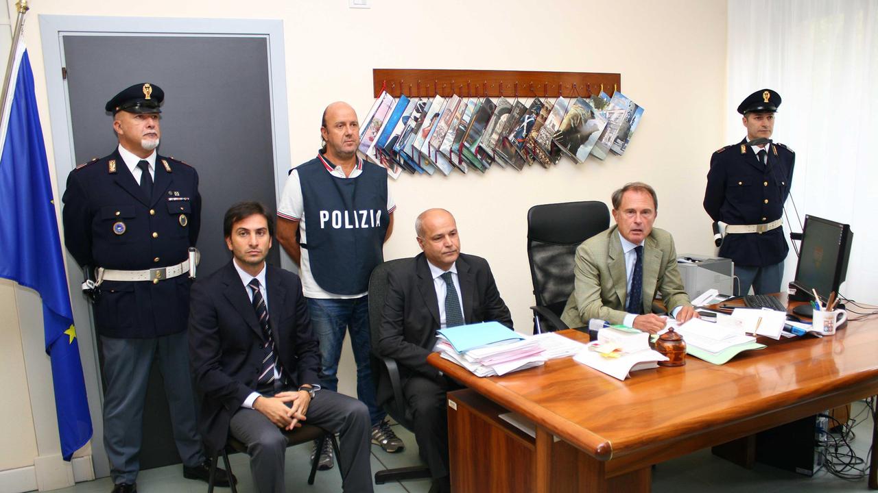 Gli inquirenti spiegano il primo arresto