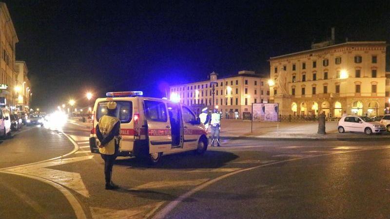 Blitz della Municipale, multe nei locali e sequestri di vestiti contraffatti