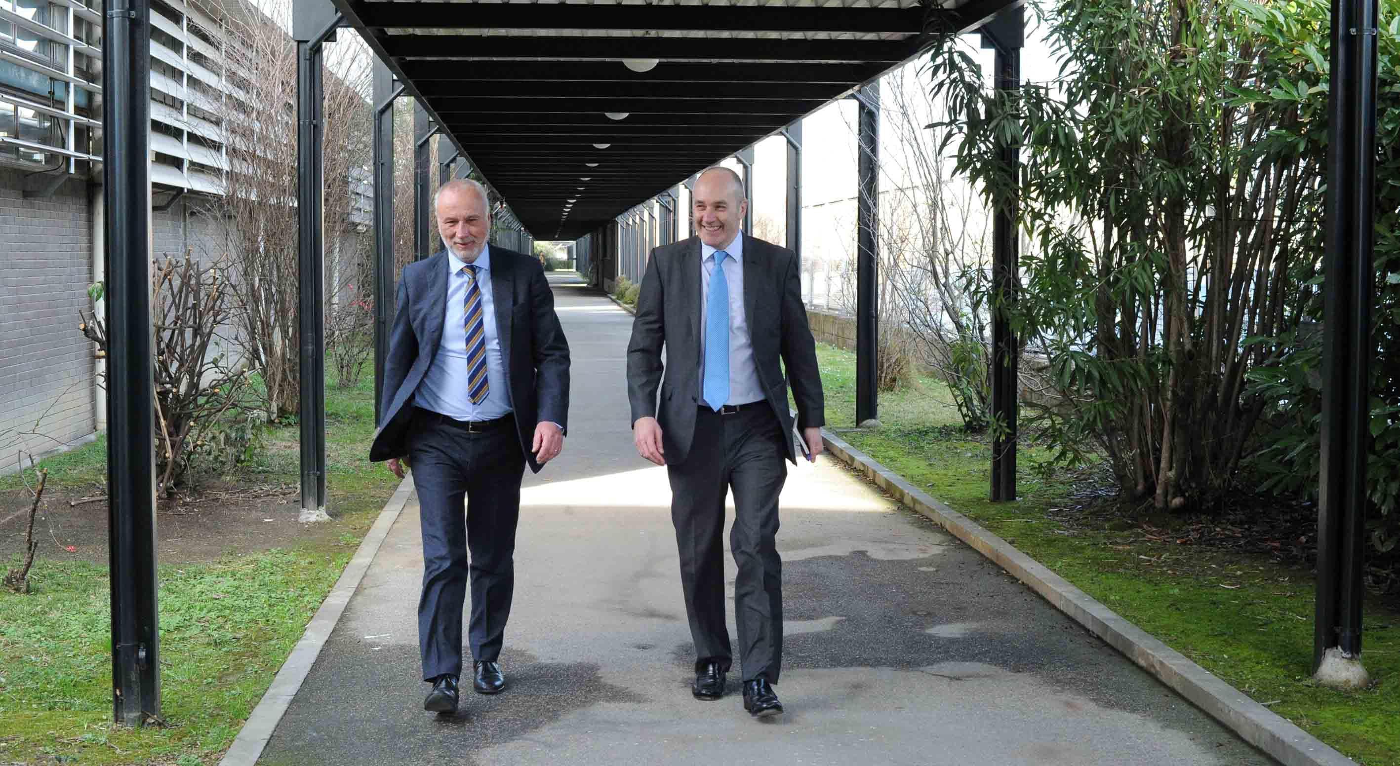 Maurizio Manfellotto (ad AnsaldoBreda) con Alistair Dormer (ad Hitachi)