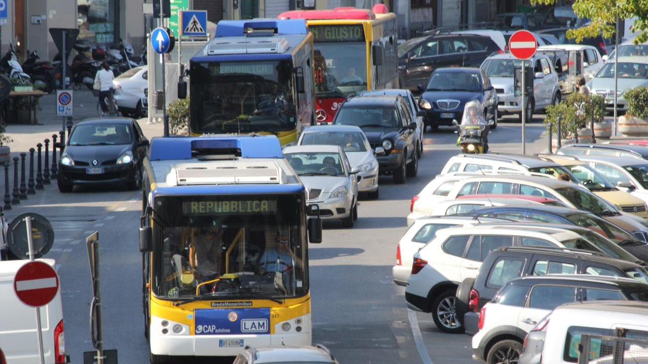 Traffico di bus e auto in piazza Mercatale (foto Batavia)