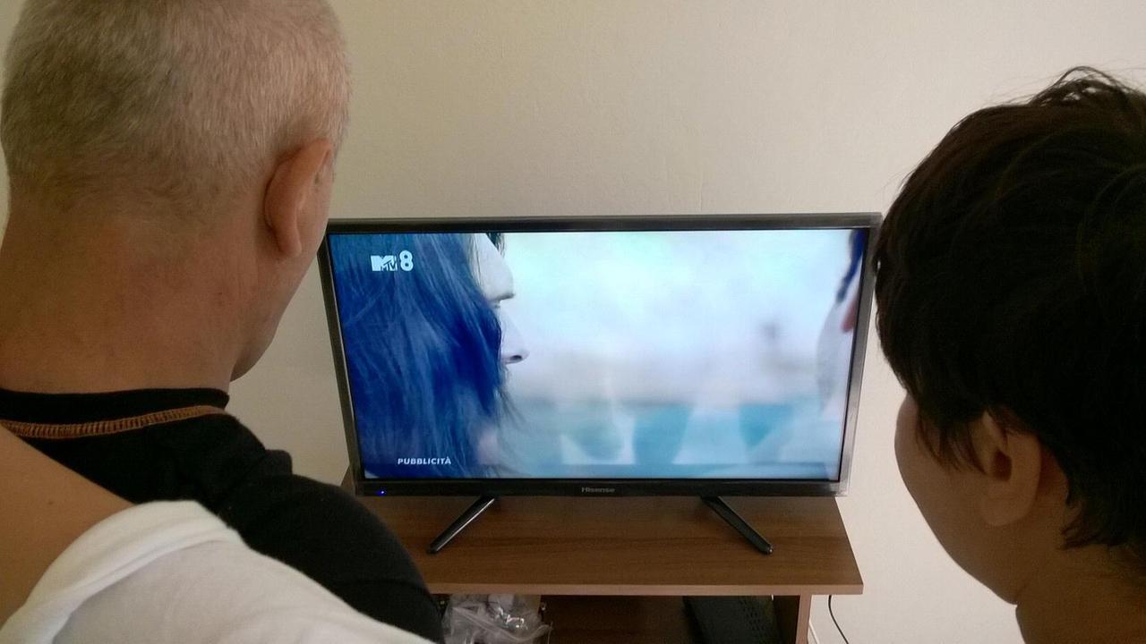 La tv regalata al centro disabili di Pietrasanta dopo il furto subìto