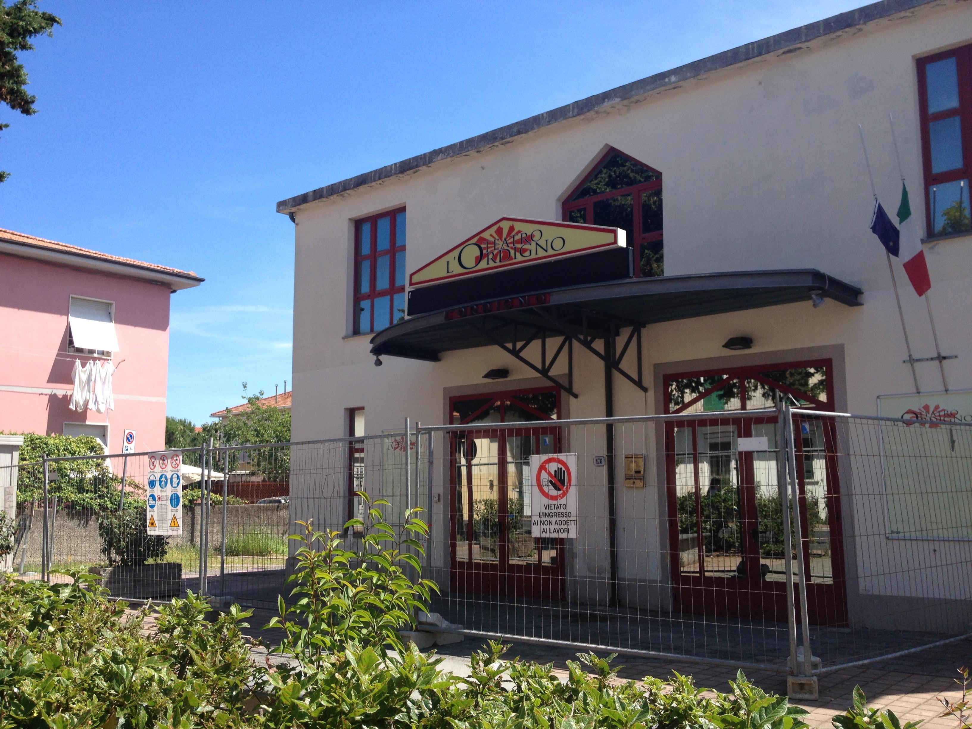 L'ingresso del teatro Ordigno di Vada