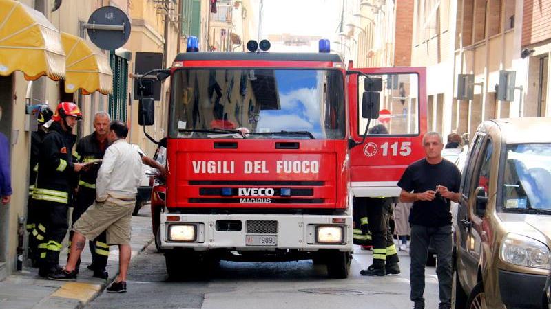 Incendio in pieno centro, in fiamme il frigo: paura per una donna