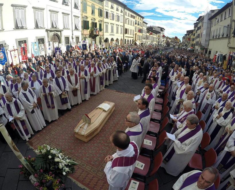 Il feretro davanti al palco in piazza, tra due ali di religiosi e autorità (foto Nucci)