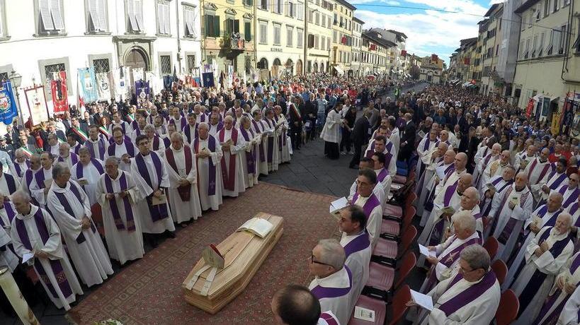 Il feretro davanti al palco in piazza, tra due ali di religiosi e autorità (foto Nucci)