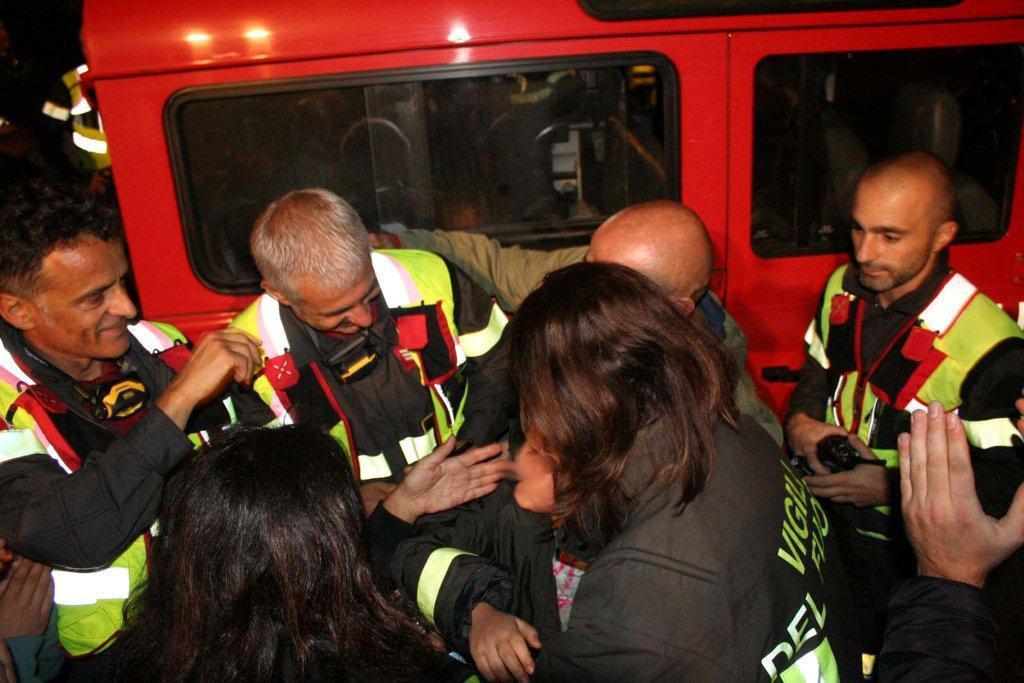 I vigili del fuoco con la bambina ritrovata