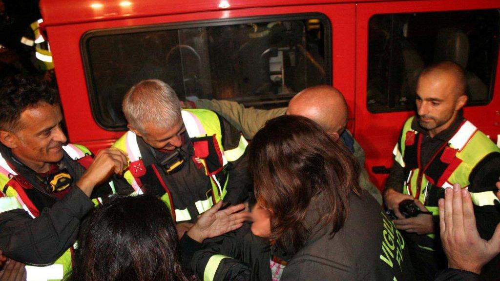 I vigili del fuoco con la bambina ritrovata