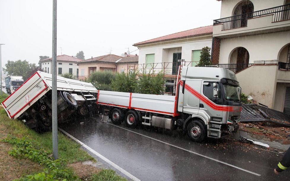 Incidente in via Francesca, traffico in tilt
