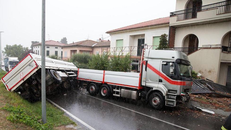 Incidente in via Francesca, traffico in tilt