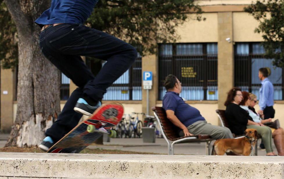 Con lo skate sugli arredi in piazza, multato 