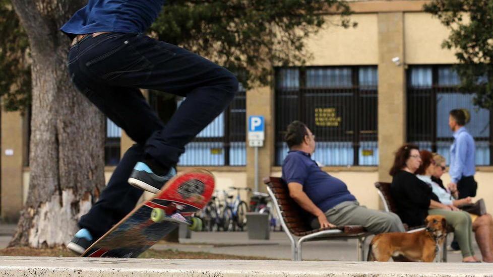 Con lo skate sugli arredi in piazza, multato