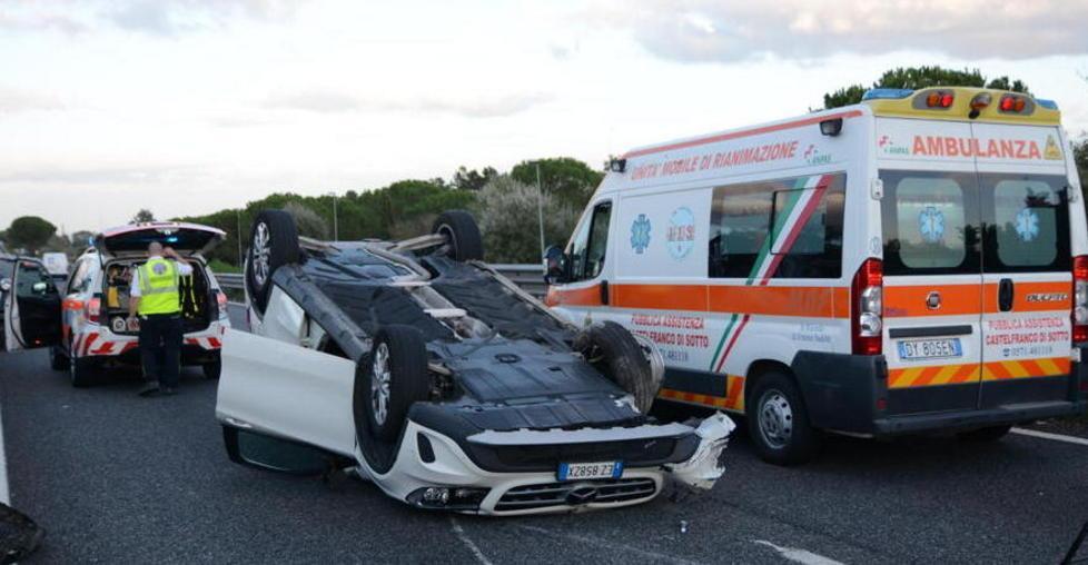 Scontro tra auto, paura per una bimba 