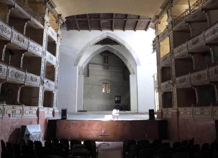 Casting a luci rosse per un nuovo film sul palco del “Rossi” 