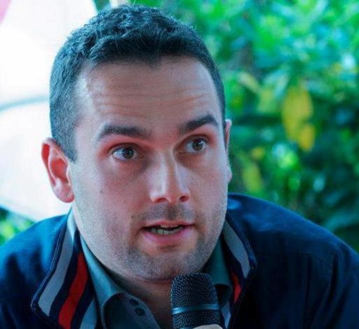 Firma il referendum, scatena la guerra nel Pd 