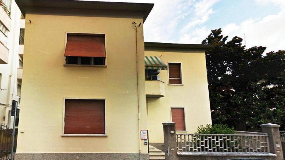 Vive con tre figli (uno minore) Domani dovrà lasciare la casa