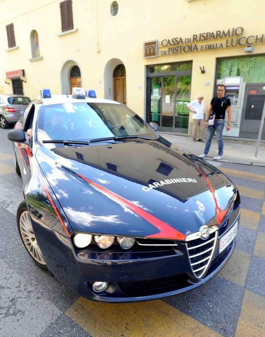 Entra per firmare un contratto e deruba un’anziana 