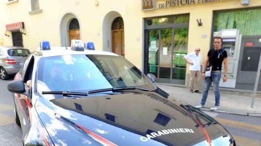 Entra per firmare un contratto e deruba un’anziana