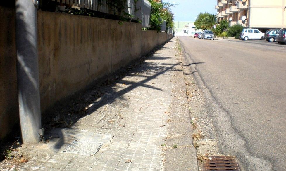 Via Piemonte, marciapiedi da rifare