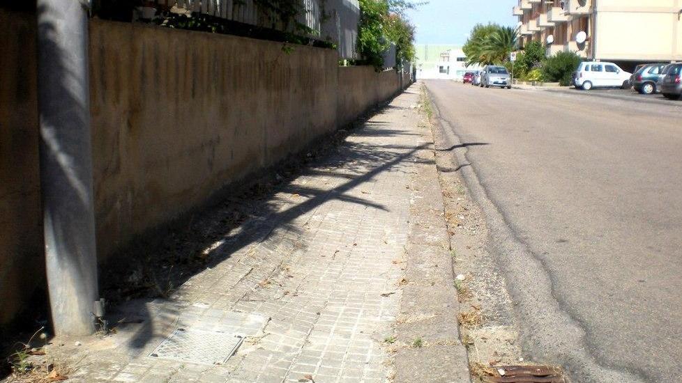 Via Piemonte, marciapiedi da rifare