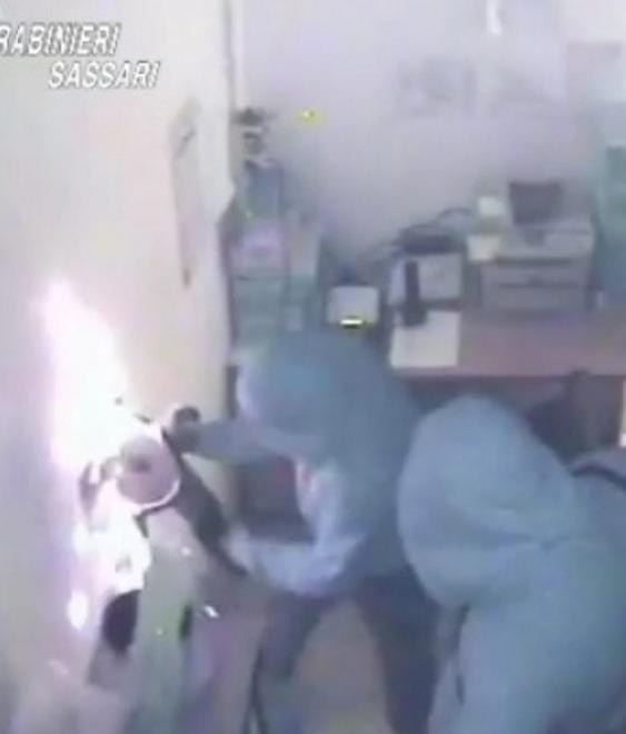 Dopo i furti foto di gruppo su Facebook 