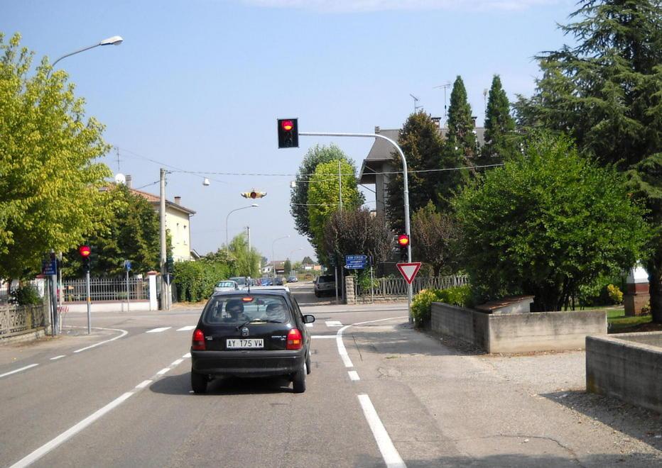 Petizione al sindaco Le auto corrono veloci in via Chiesa 