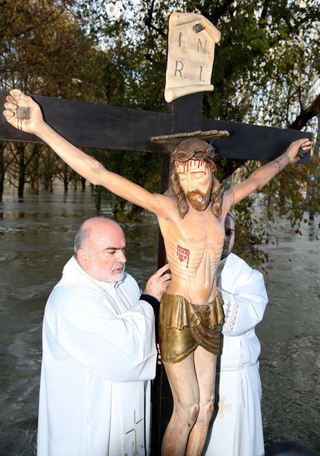 Brescello in processione con il “Cristo parlante” 
