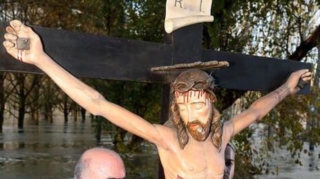 Brescello in processione con il “Cristo parlante”