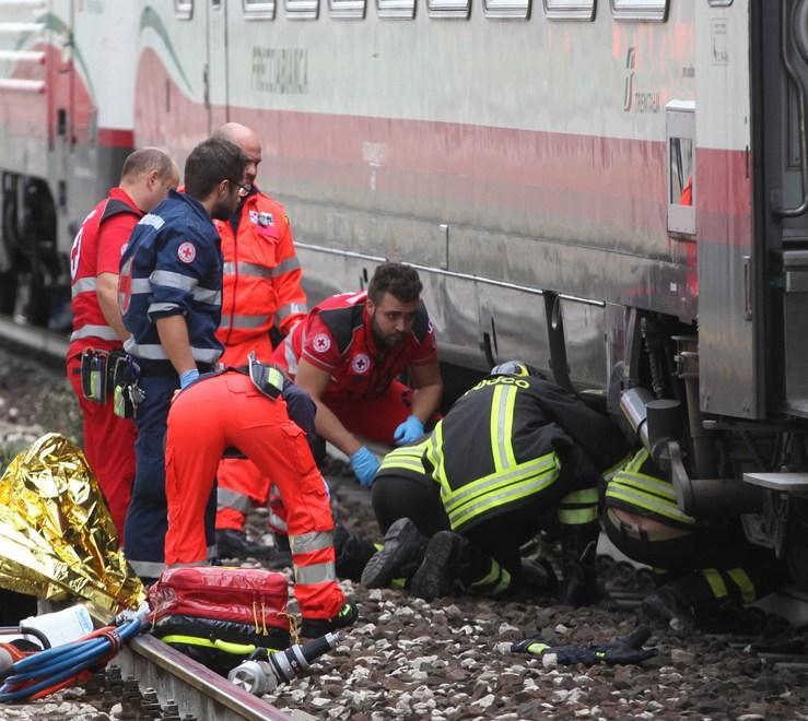 Sotto il treno, perde una gamba 