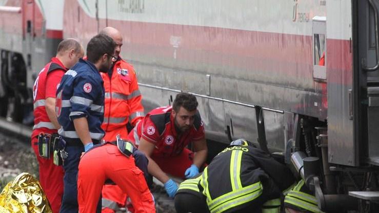 Sotto il treno, perde una gamba